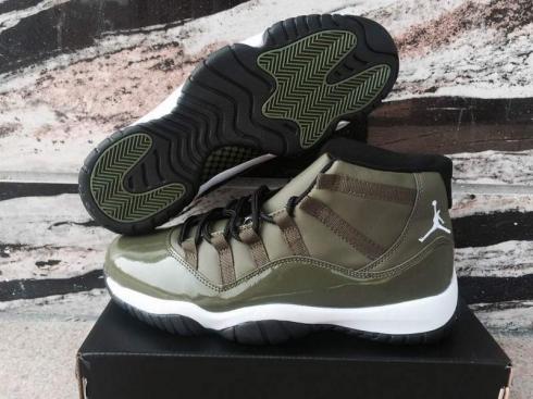 green nike shoes mens