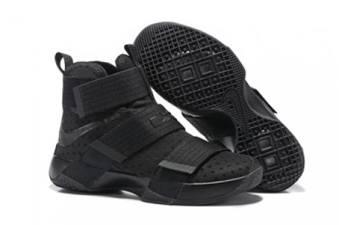 black basketball shoes