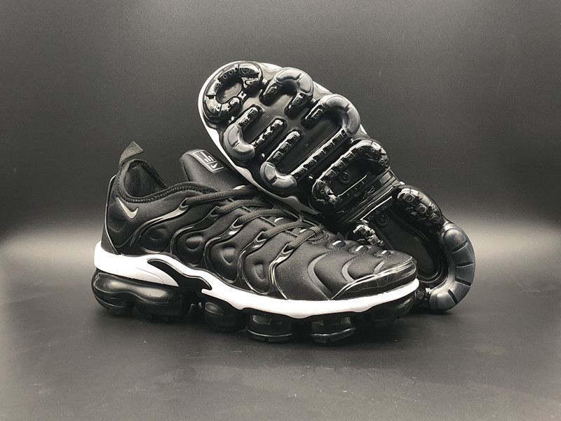 black and white tn vapormax
