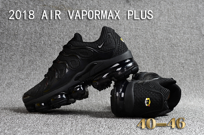 black vapormax tn