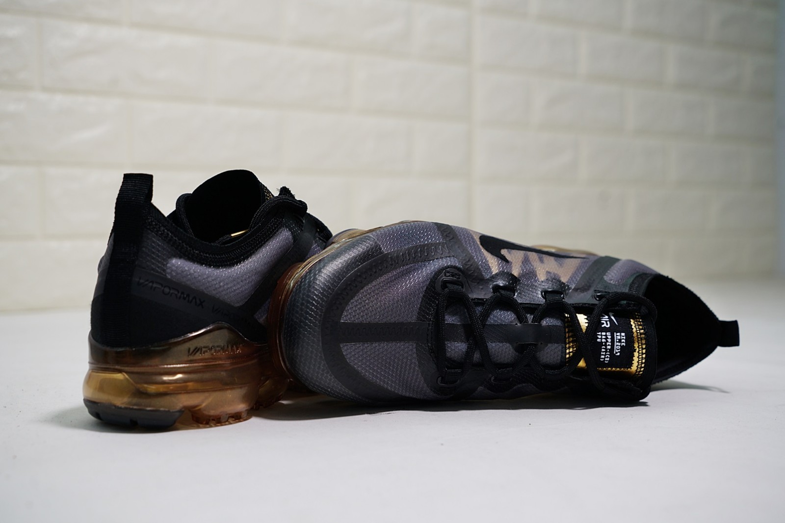 nike vapormax 2019 black metallic gold