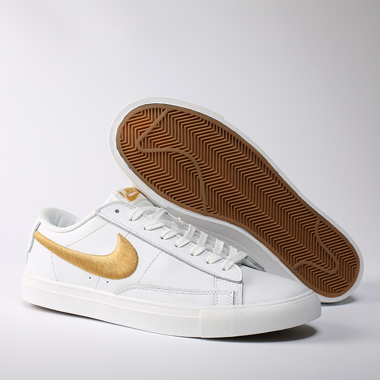 nike white and gold tennis shoes