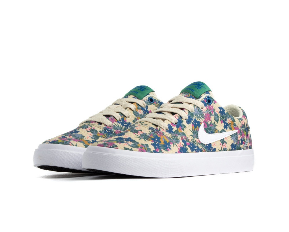 nike white green sneakers